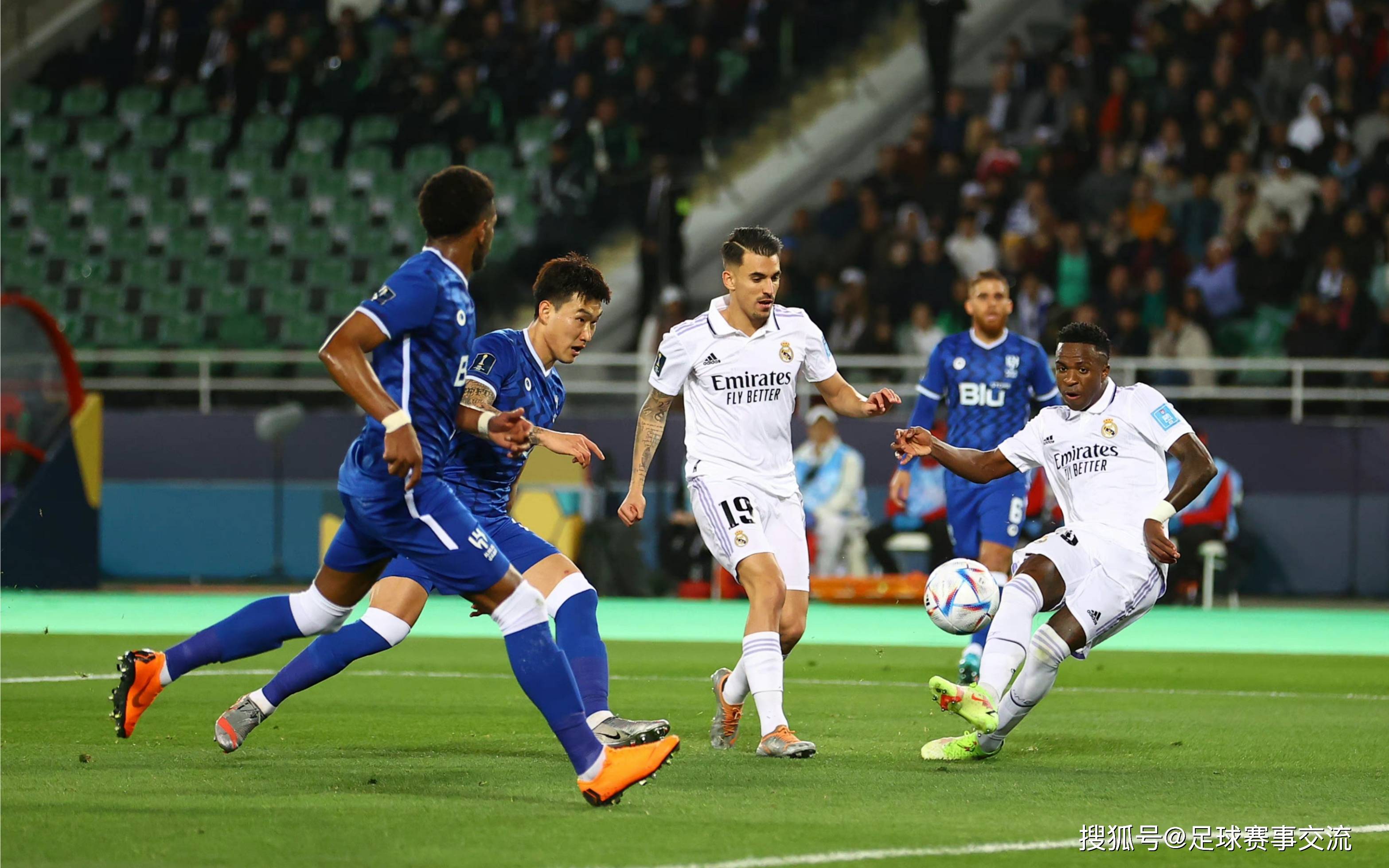 足球比赛中的精彩一幕引人入胜