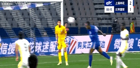 爱游戏app下载-足球比赛中的意外事件引发球迷争议