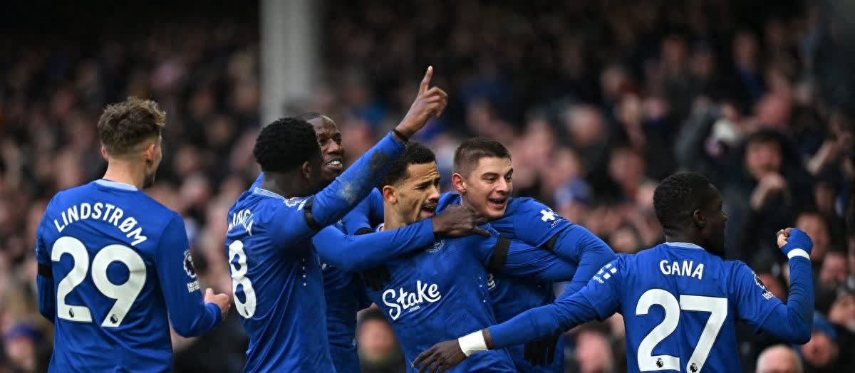 爱游戏体育官网-埃克斯特查尔姆力争上游，英超争夺充满挑战的简单介绍