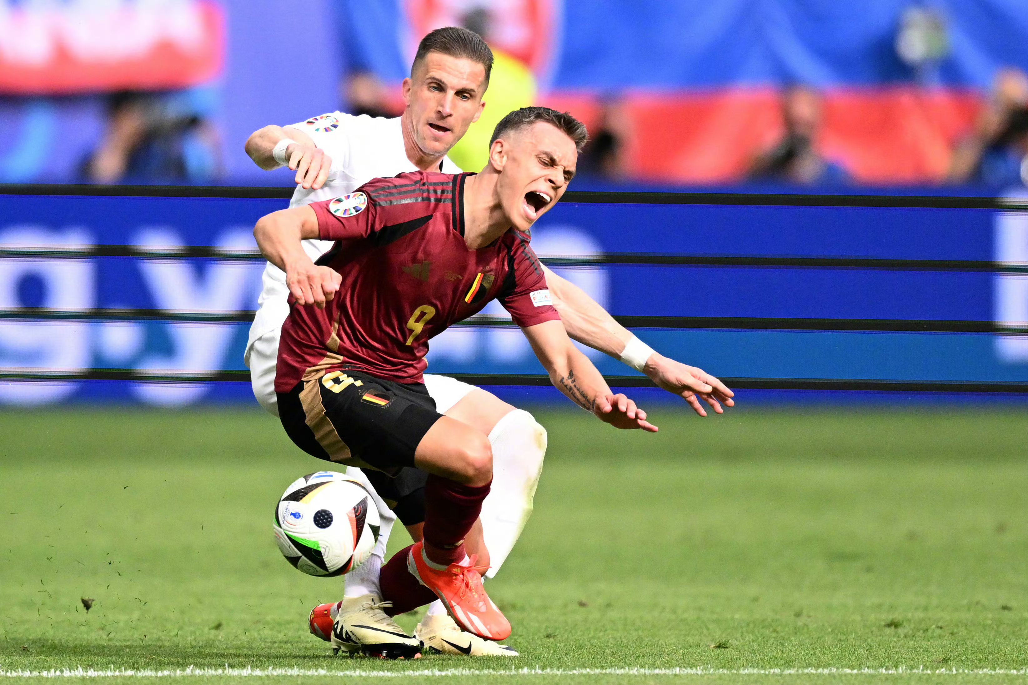 爱游戏网页版登录入口-关于比利时不敌英格兰，欧洲杯资格赛进程告急的信息