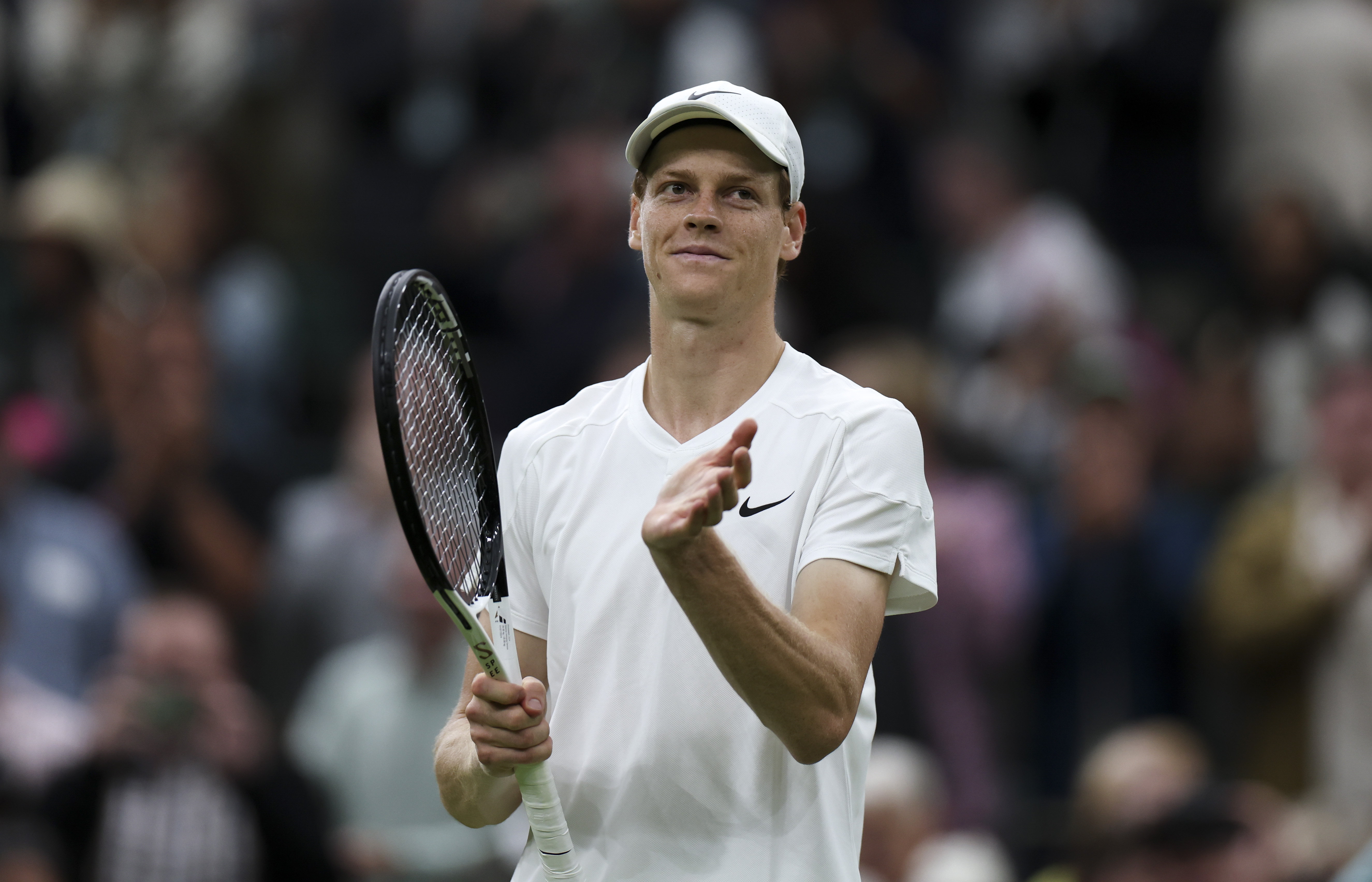 激烈竞争展现体育精神，运动精神感人