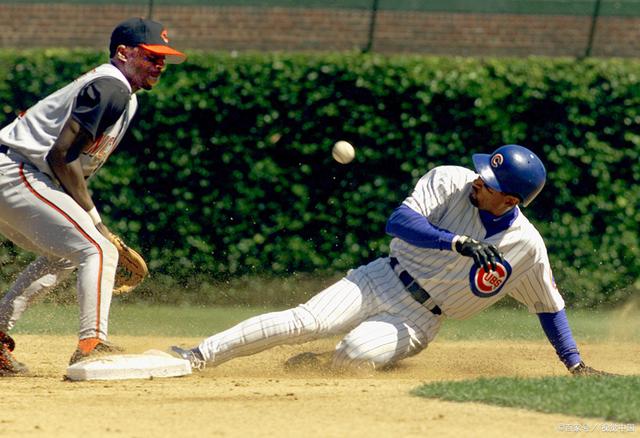 爱游戏官网-比赛中球员体能消耗巨大，展现顽强意志力