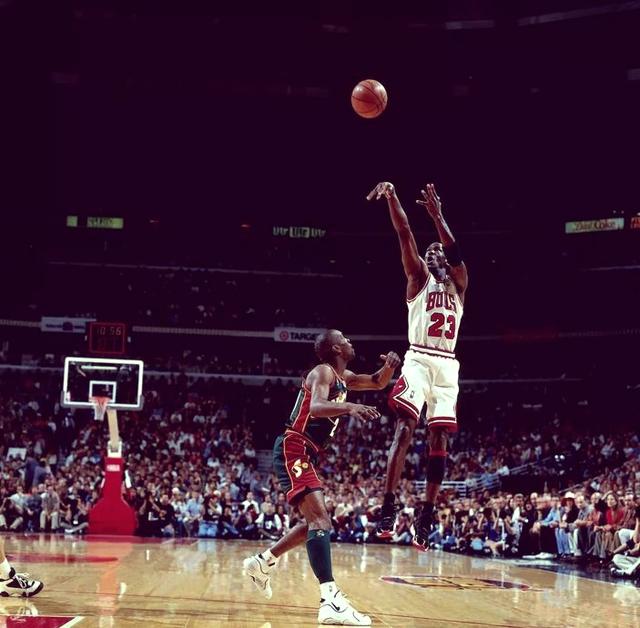 篮球明星再次在比赛中展现绝技