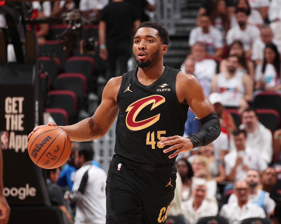 关于骑士主场保持不败，连续两胜率先晋级的信息