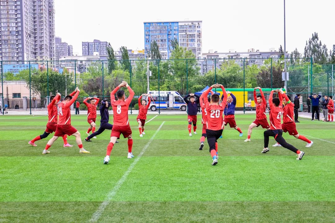 足球赛场上,奋力拼杀的身影 足球赛场上,奋力拼杀的身影