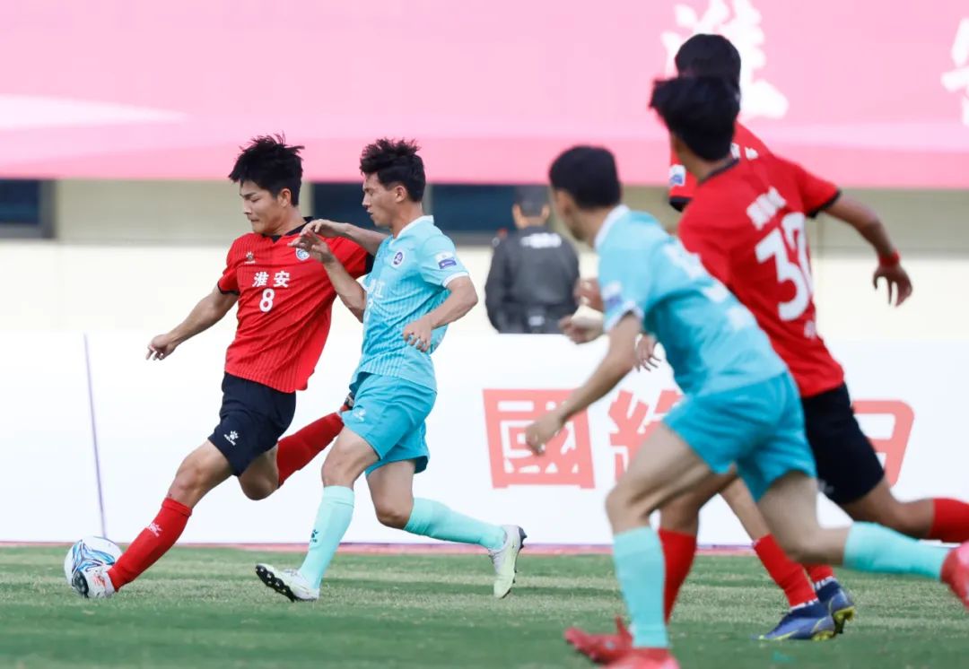 精彩的足球比赛擂台上,各队实力逐渐显露 精彩的足球比赛擂台上,各队实力逐渐显露