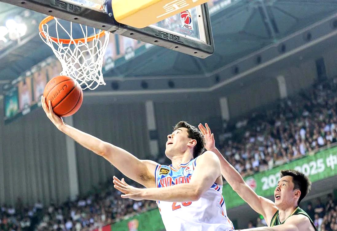 球队在激烈对抗中取得胜利,晋级下一轮 球队在激烈对抗中取得胜利,晋级下一轮