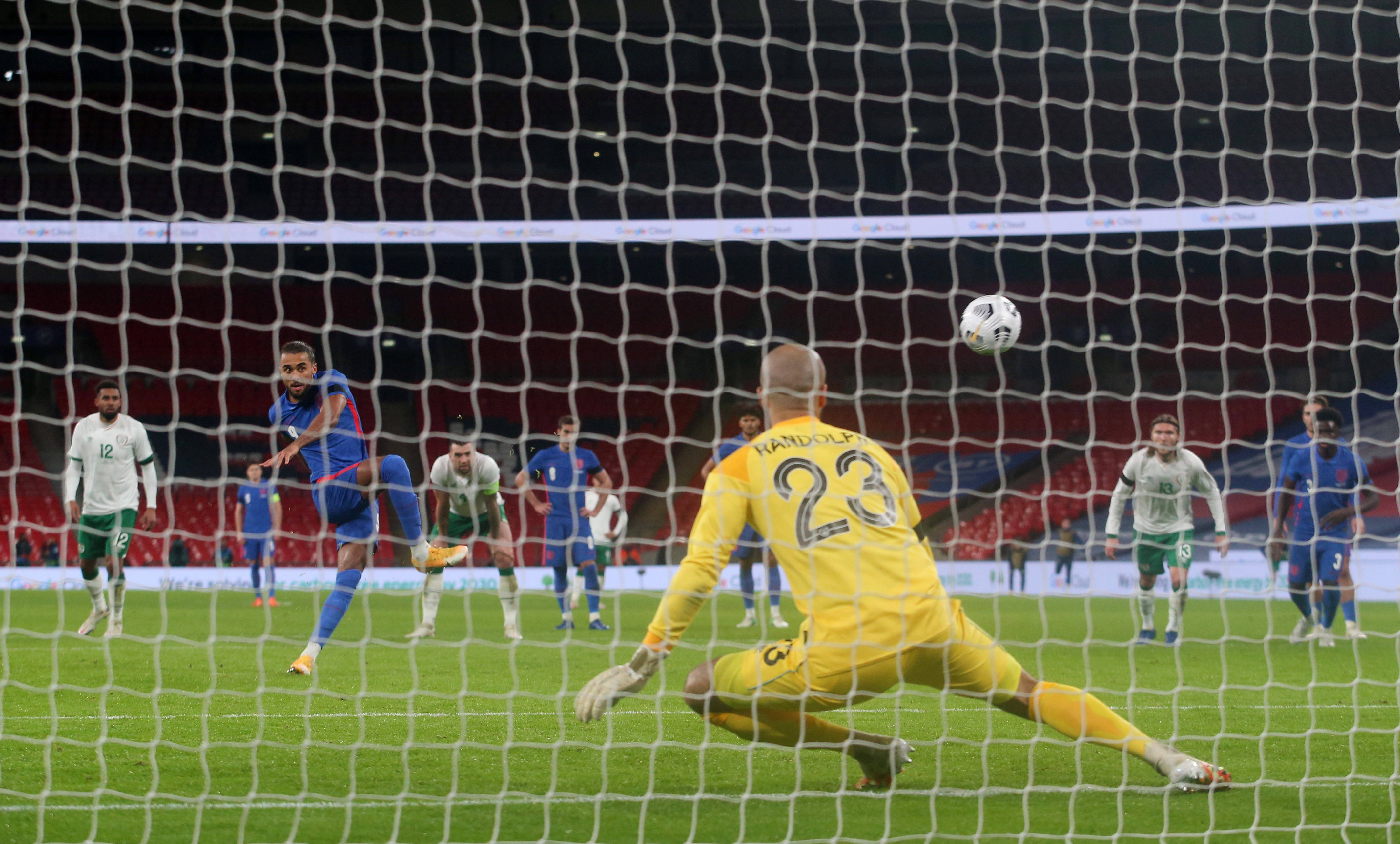 足球赛场上的惊险一幕令人震惊 足球赛场上的惊险一幕令人震惊