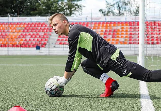 足球赛场上的惊险一幕令人震惊 足球赛场上的惊险一幕令人震惊