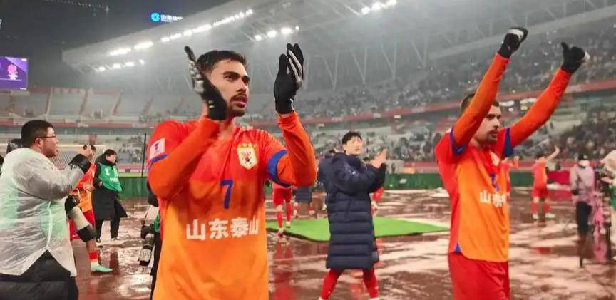 爱游戏入口-外援球员表现抢眼，成为球队最大亮点