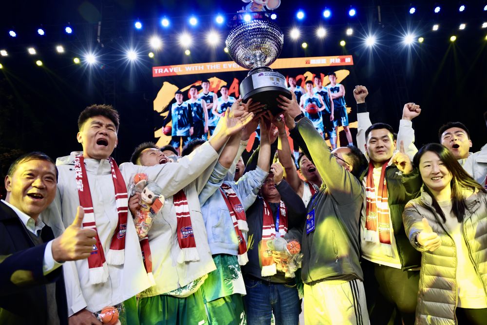 关于庆祝冠军产生，球迷狂欢现场的信息