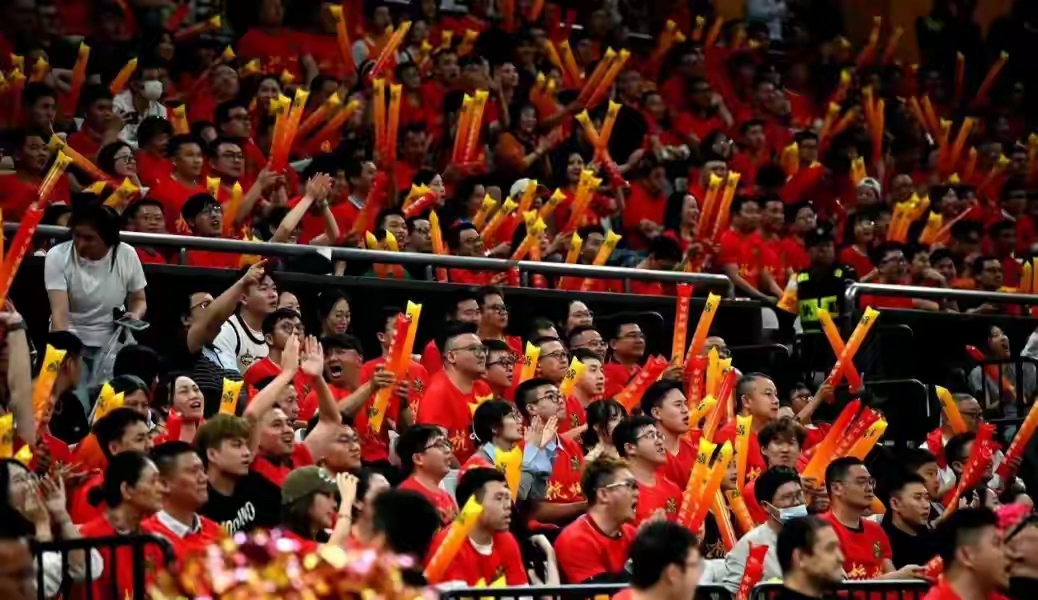 关于庆祝冠军产生，球迷狂欢现场的信息