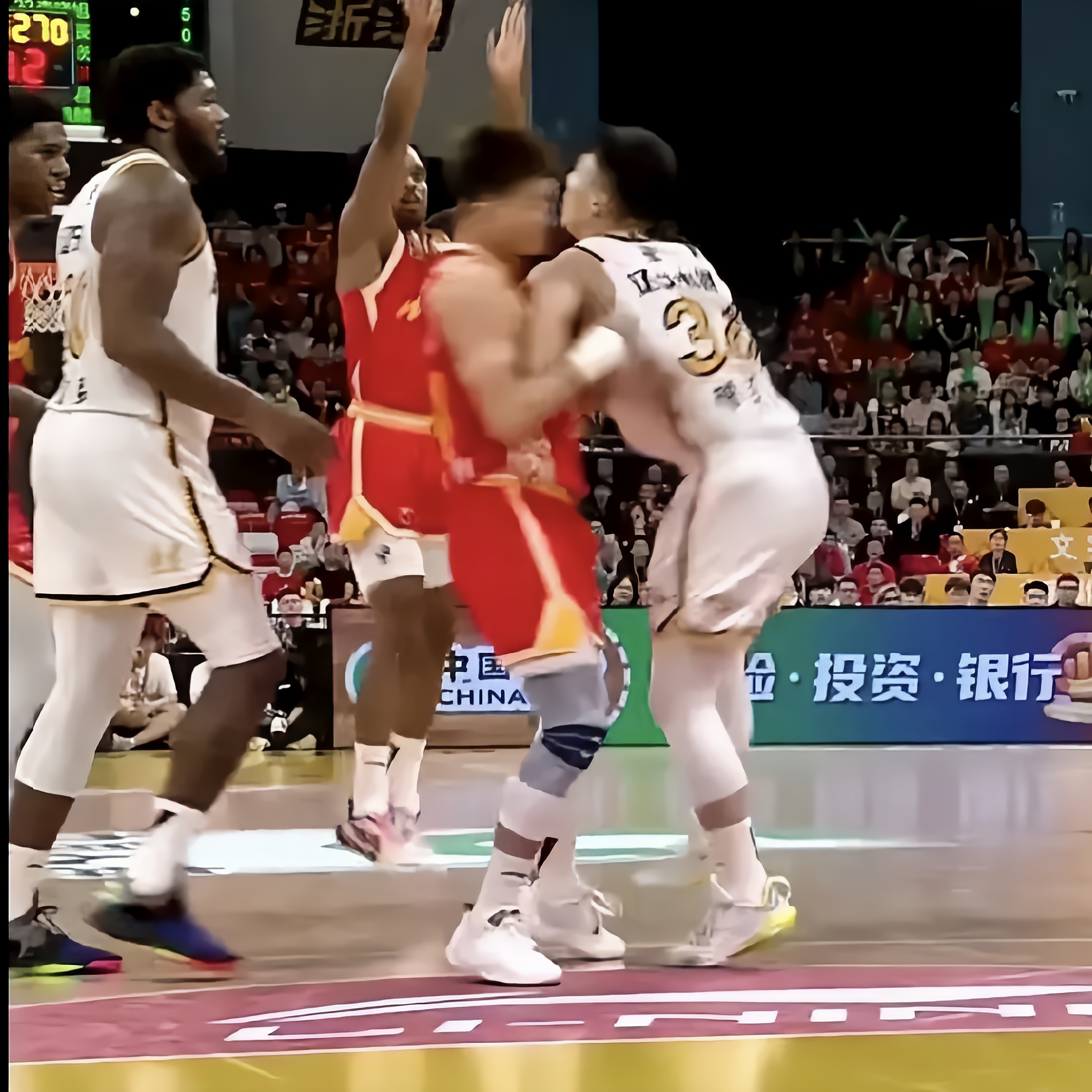 篮球比赛现场出现突发状况,瞬间紧张 篮球比赛现场出现突发状况,瞬间紧张