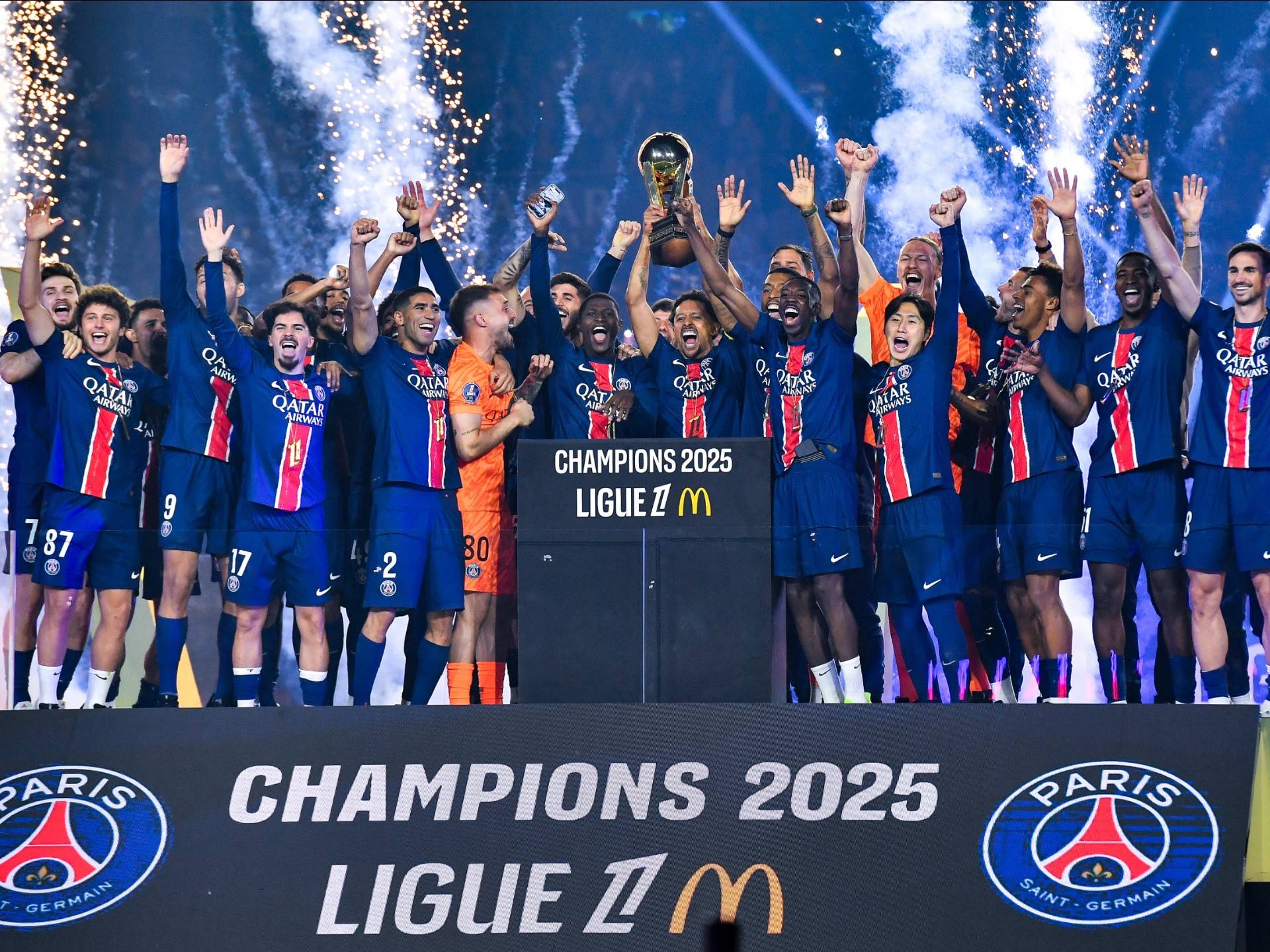 包含巴黎圣日耳曼主场战胜对手，小组头名稳固的词条