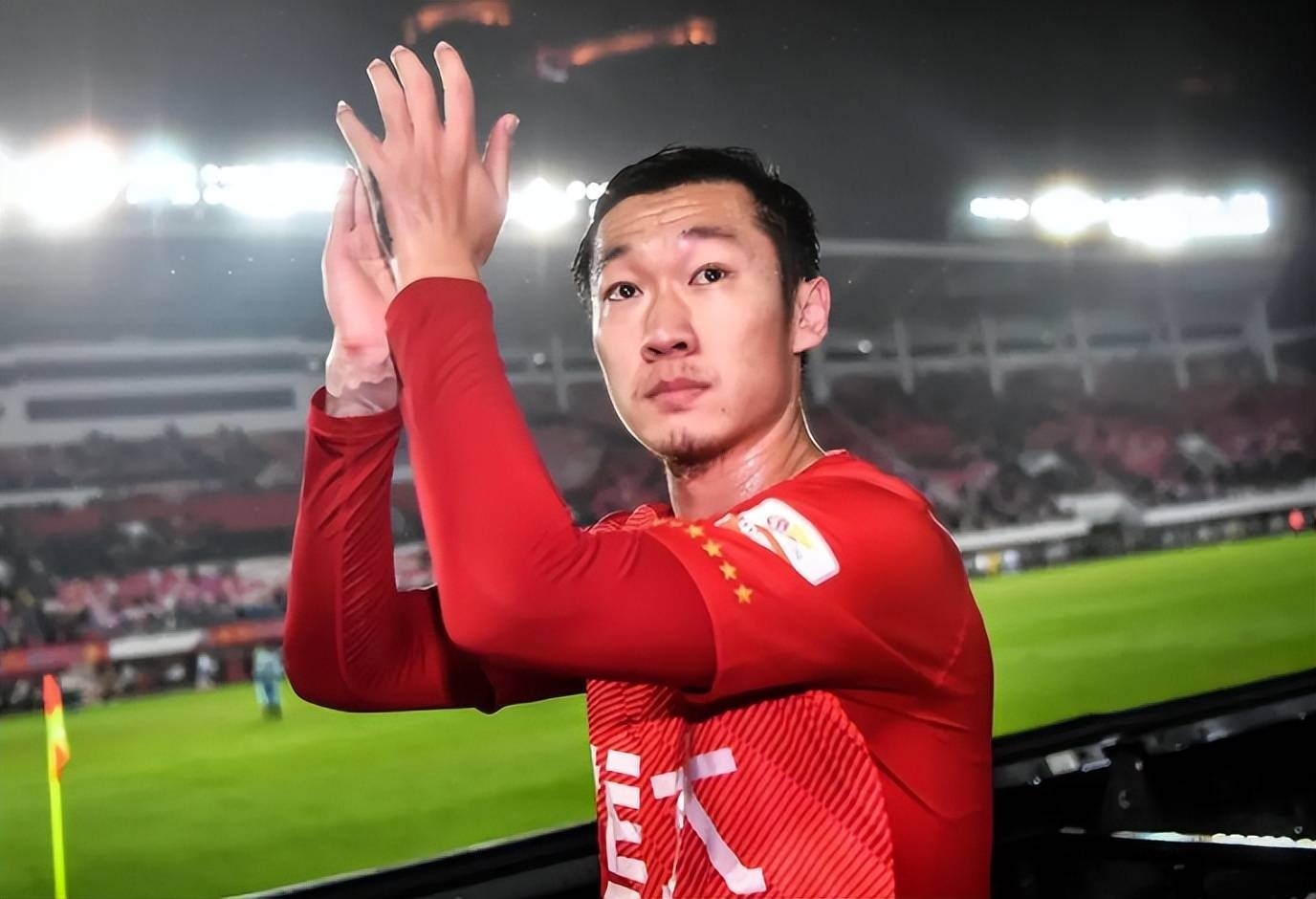 鲁能门将连番扑救,稳固后防给球队打气 鲁能门将连番扑救,稳固后防给球队打气