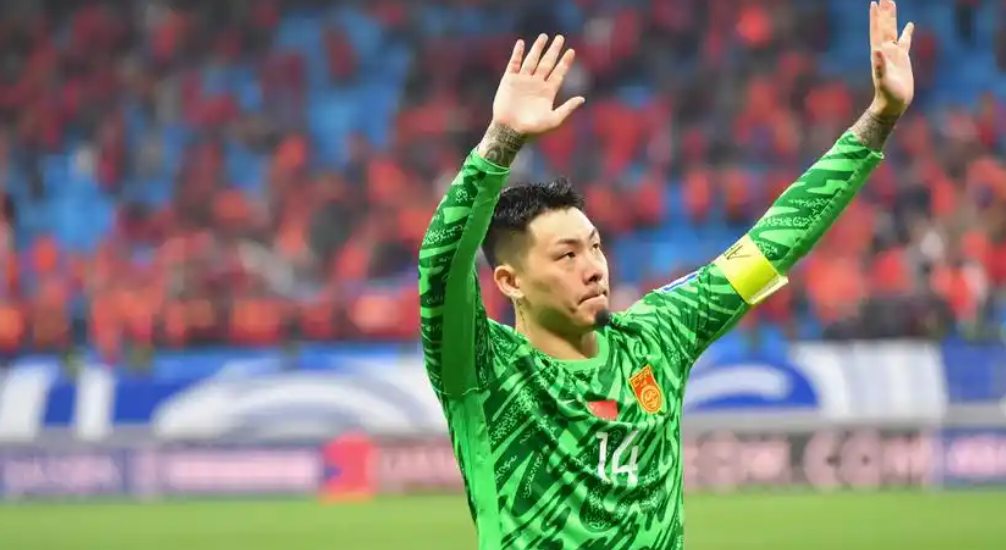 鲁能门将连番扑救,稳固后防给球队打气 鲁能门将连番扑救,稳固后防给球队打气