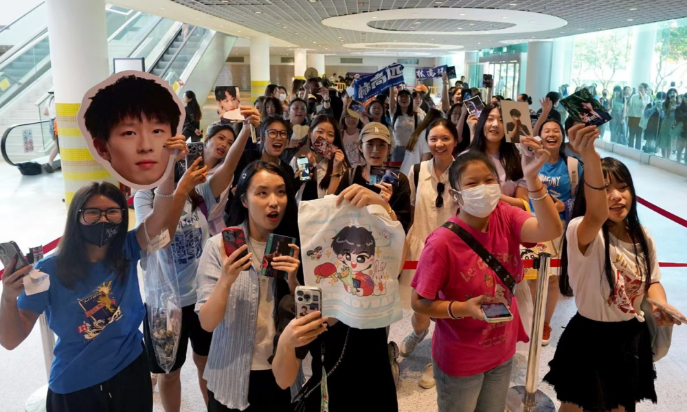 球队球员举行球迷见面签名会,感谢球迷支持的简单介绍 球队球员举行球迷见面签名会,感谢球迷支持的简单介绍