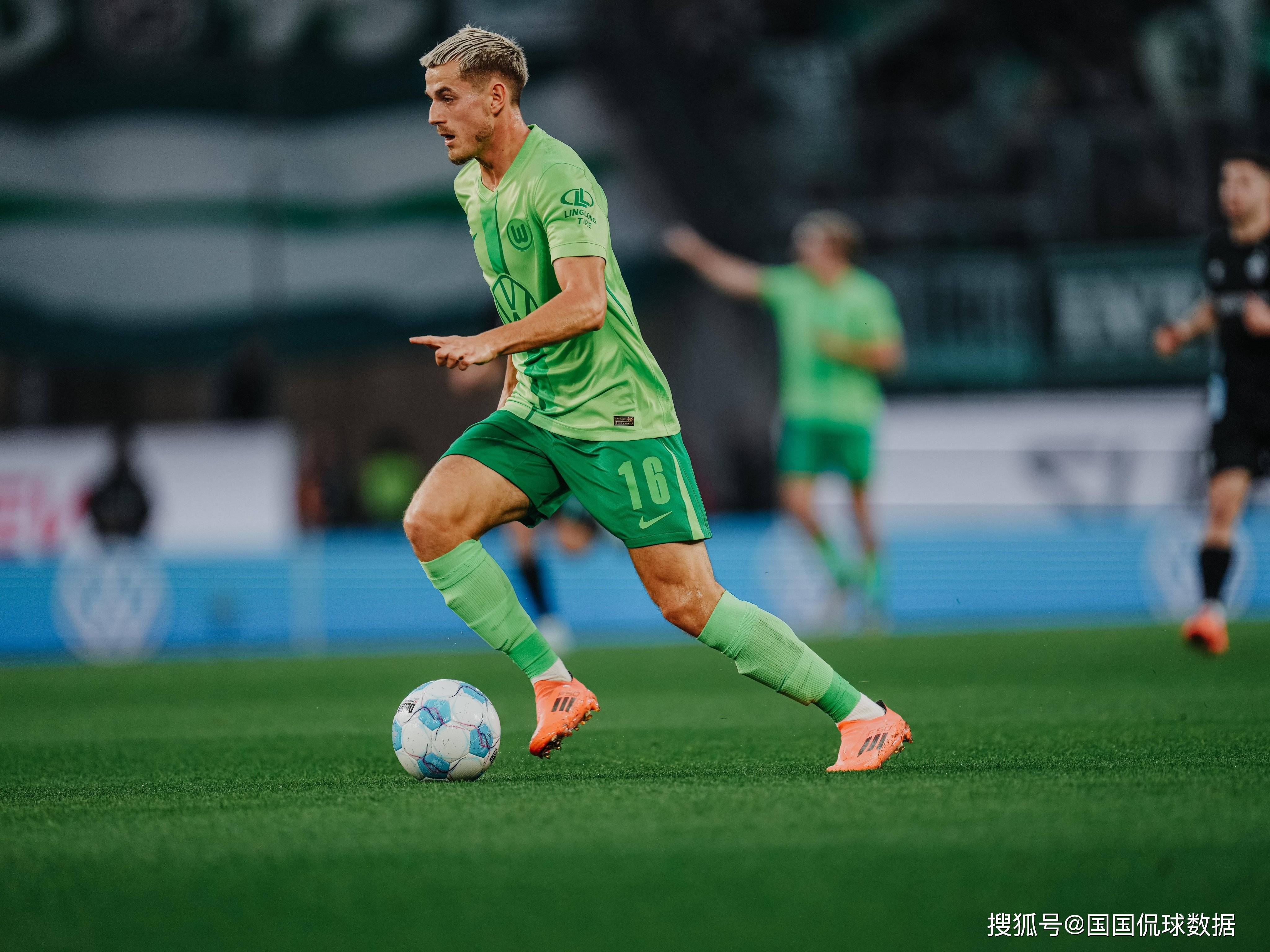 爱游戏-沃尔夫斯堡球员在比赛中表现出色