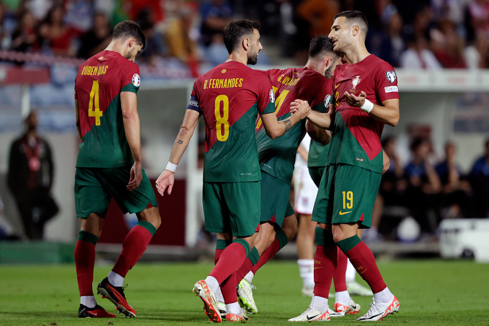 包含葡萄牙队狂胜，展现出色球技征服所有对手的词条