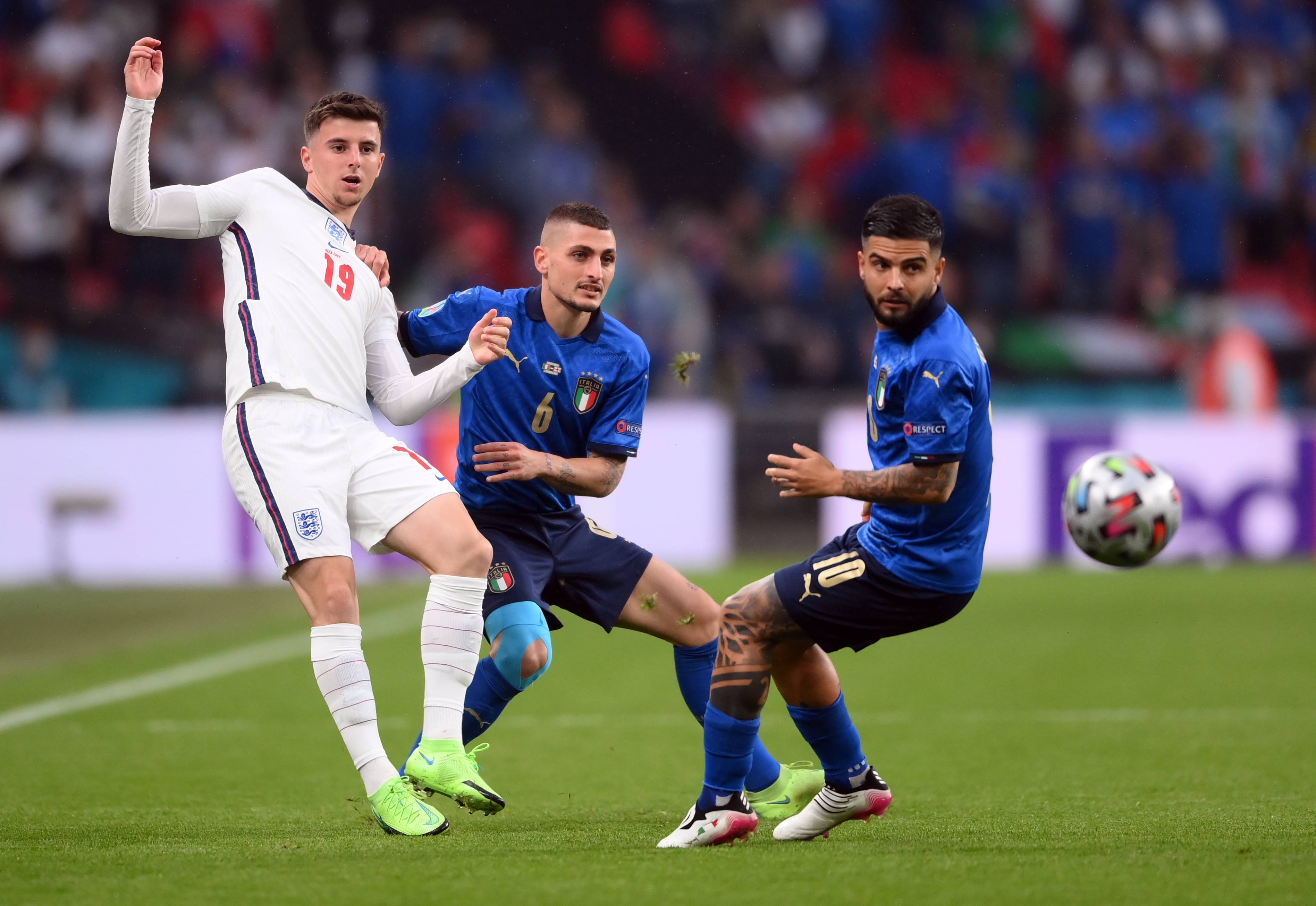 意大利足球比赛中球员们尽展风采