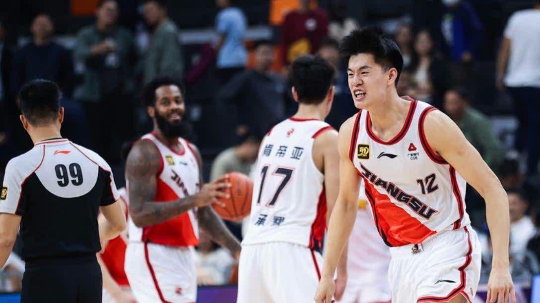 爱游戏登录-江苏男篮击败广东队，夺得胜利