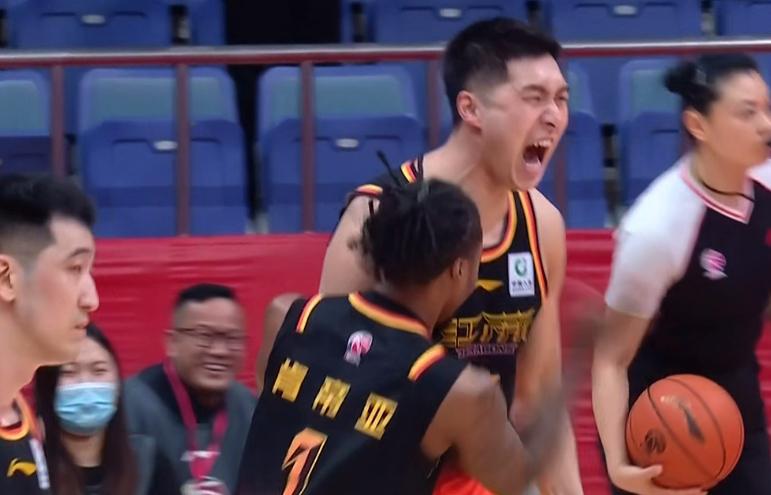 江苏男篮击败广东队,夺得胜利 江苏男篮击败广东队,夺得胜利