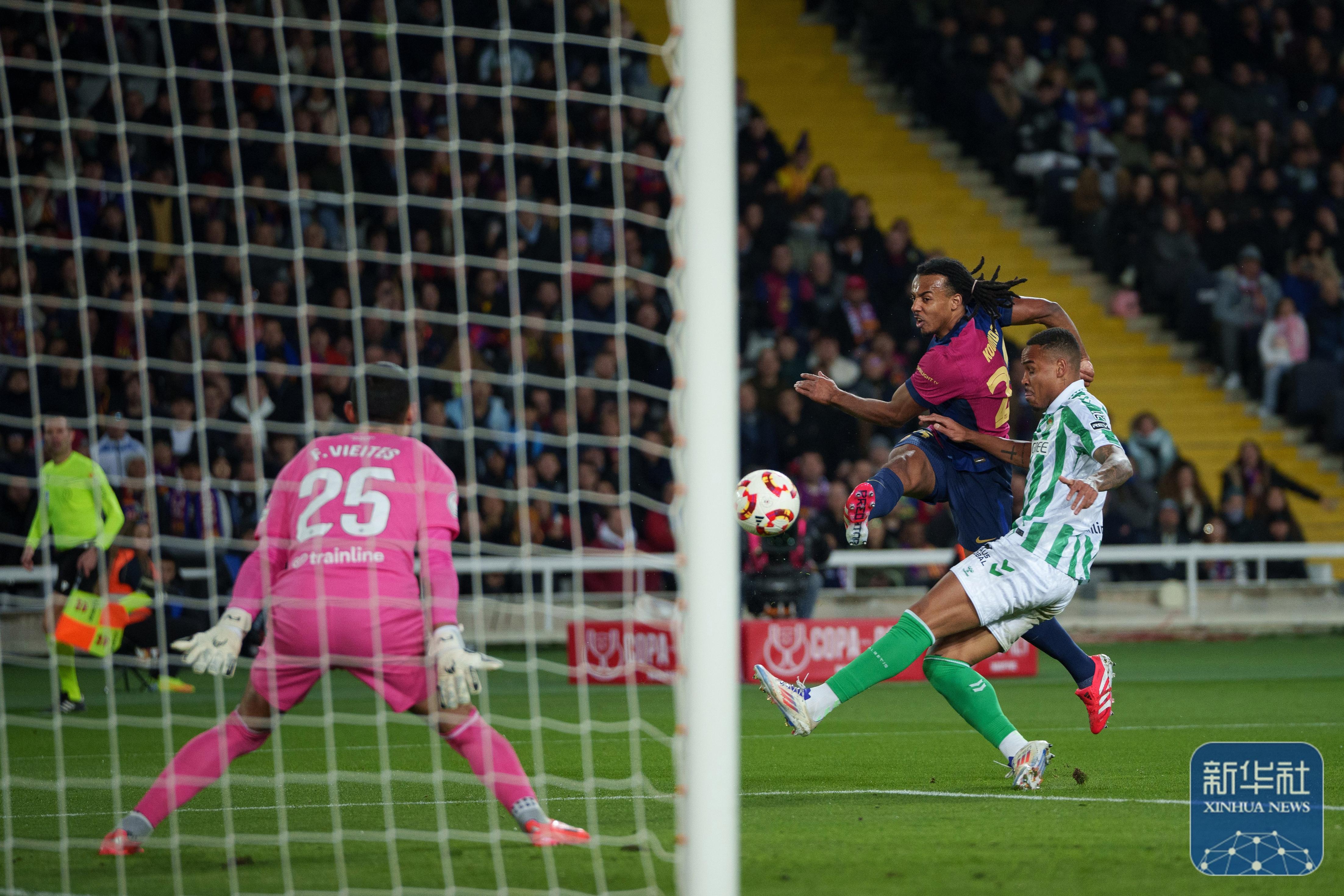 西班牙队迎战波兰，赢得关键胜利