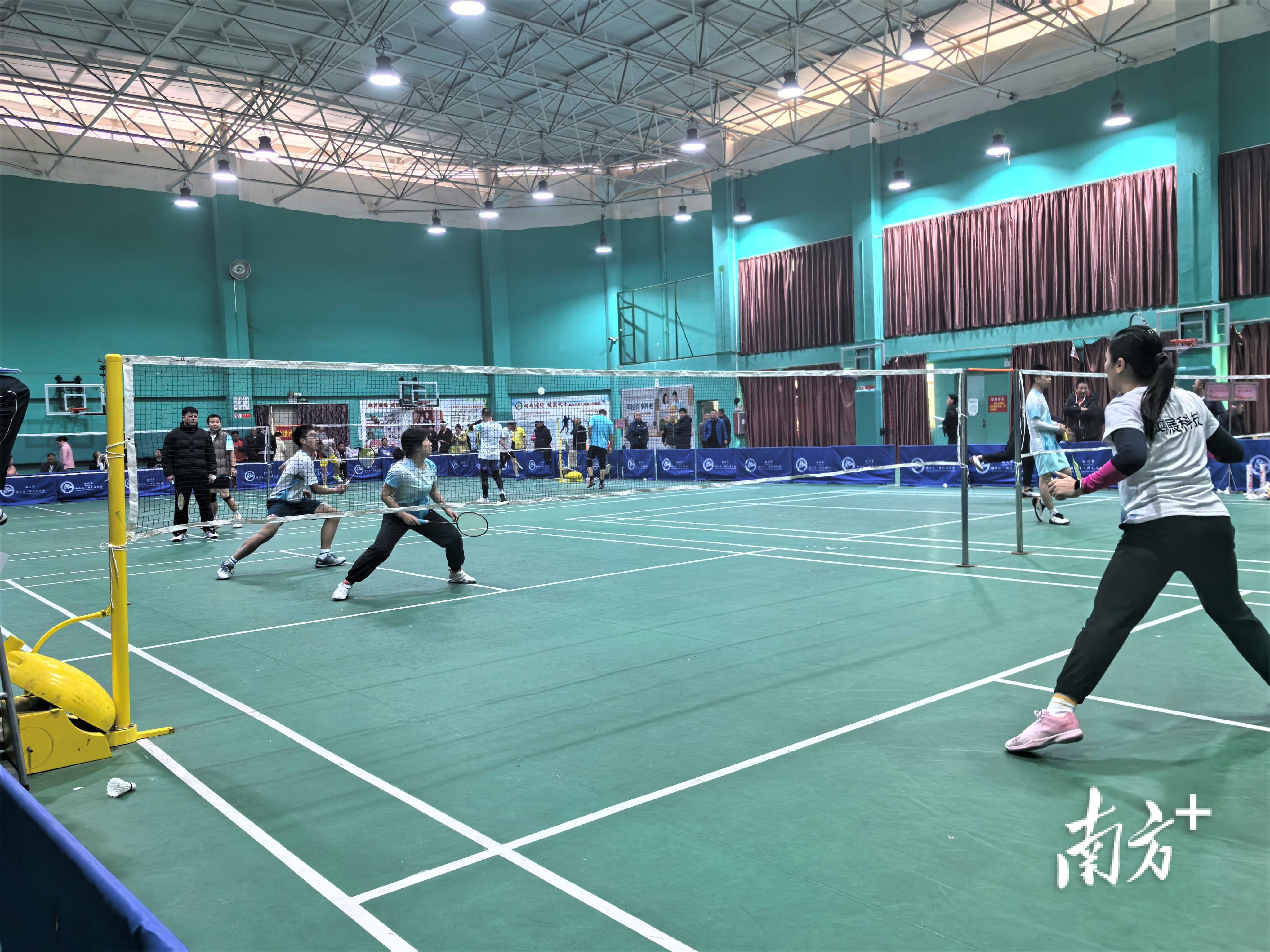 爱游戏中国官网-现场气氛紧张激烈，球员奋勇拼搏抢先