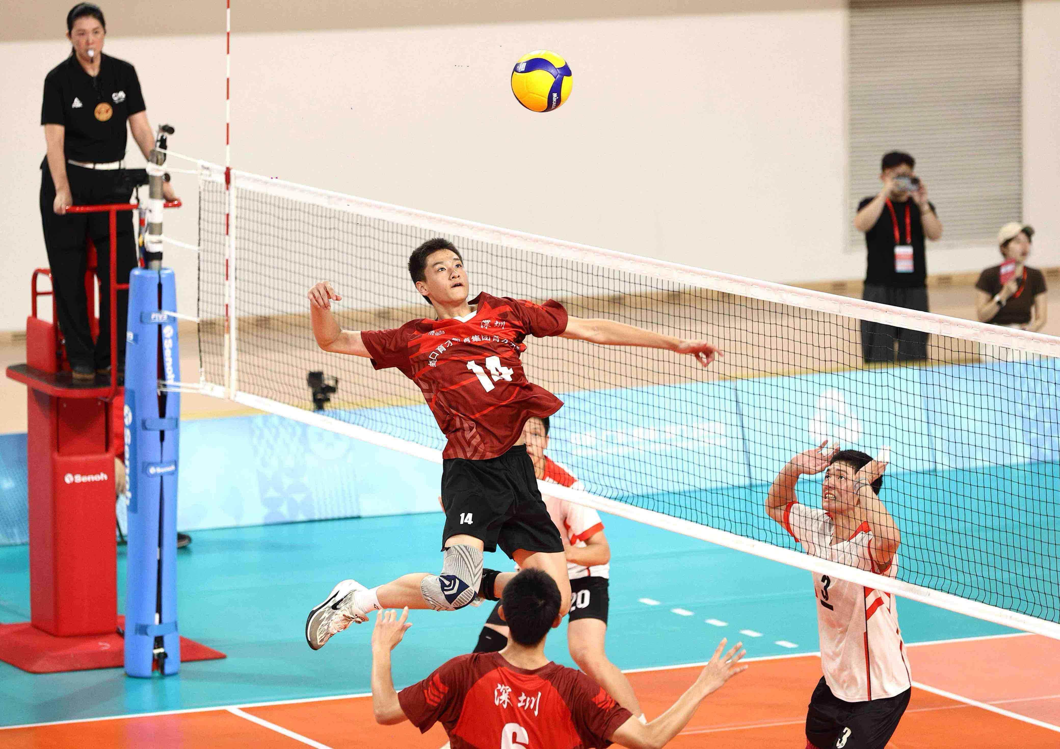 现场气氛紧张激烈,球员奋勇拼搏抢先 现场气氛紧张激烈,球员奋勇拼搏抢先